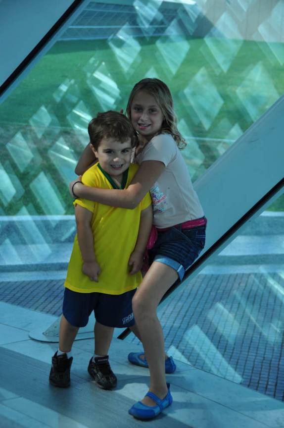 A Lari e o Andre em visita ao Museu de Artes de Milwaukee, em Wisconsin, nos Estados Unidos